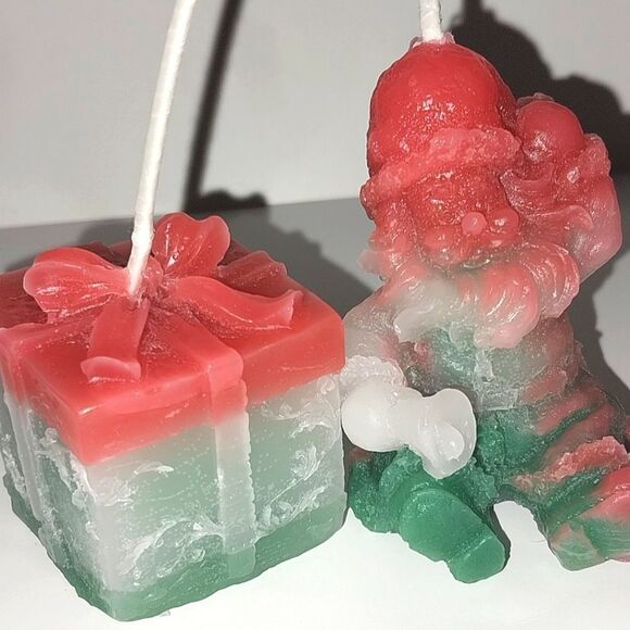 Hand crafted 2 piece holiday Santa's present candle set - Picture 1 of 5